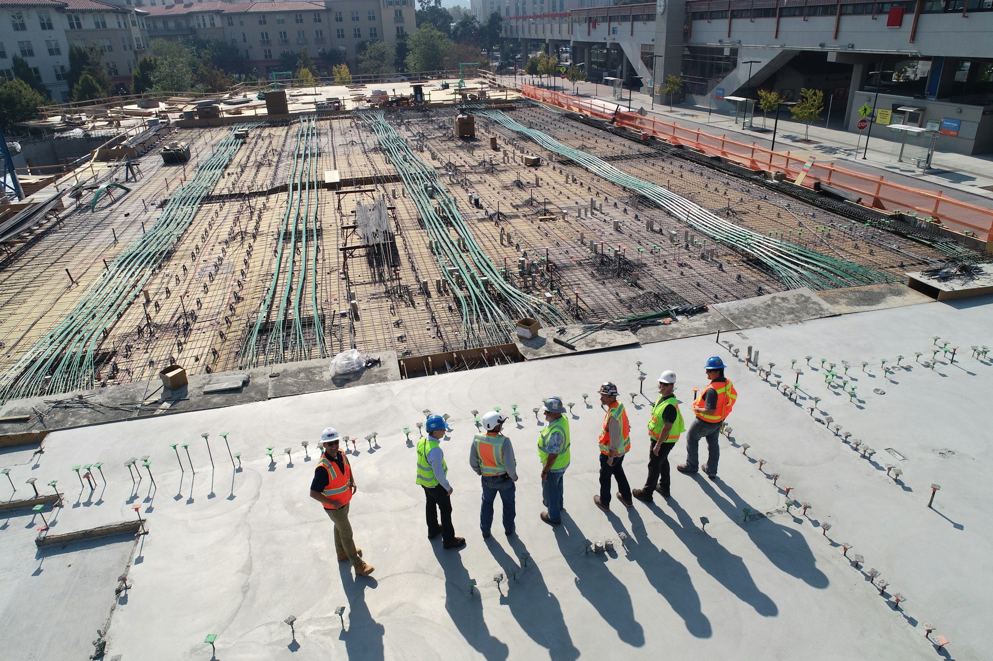 Reforma e obra residencial: canteiro de obra visto de cima, com trabalhadores em atividade