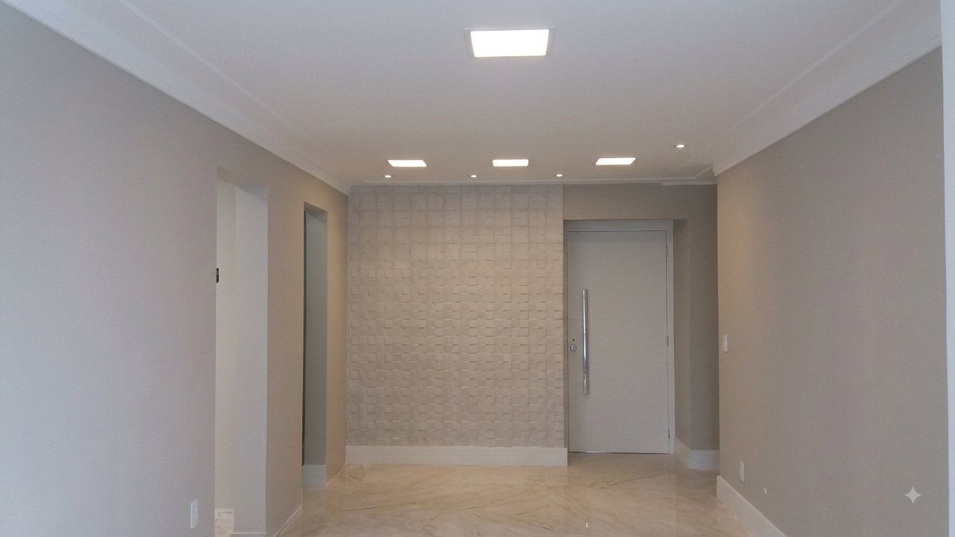 Hall entregue com forro de gesso, sanca com iluminação embutida, parede texturizada, rodapé alinhado e porta instalada