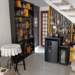 adega planejada sob escada sobrado laarc
